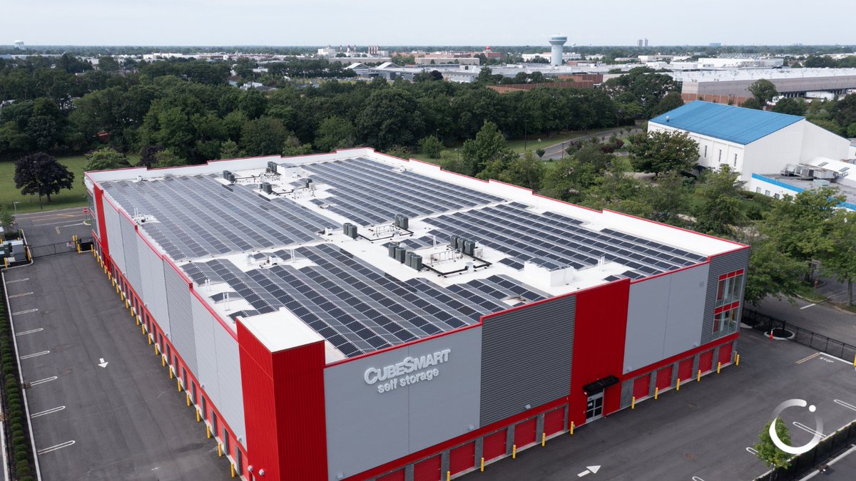 EmPowerSolar's tweet image. #PowerMoveThursday: Commercial Solar
Location: Bethpage, NY
System size: 507 kW / 1,408 Panels / 360 Watt Panels
Annual Electric Savings: $130,607!

Installing solar allows businesses like @CubeSmart to meet their energy needs and maximize savings. bit.ly/3j80zqB