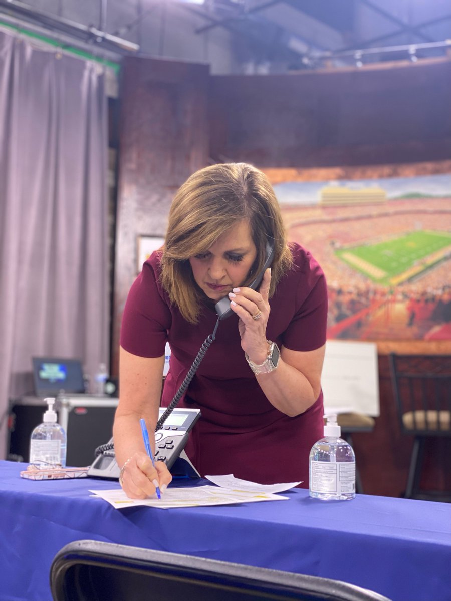 educateknox's tweet photo. @newstucker is helping us reach our $150K #GRADWeekKnox goal by taking your calls! "Fulfill Our Promise" to high school students at @AustinEastHS and @FultonHigh with scholarships, laptops, and programming by calling 865 582 4985 or visiting https://t.co/2pEvRi5aE0. https://t.co/yZkAsanySC