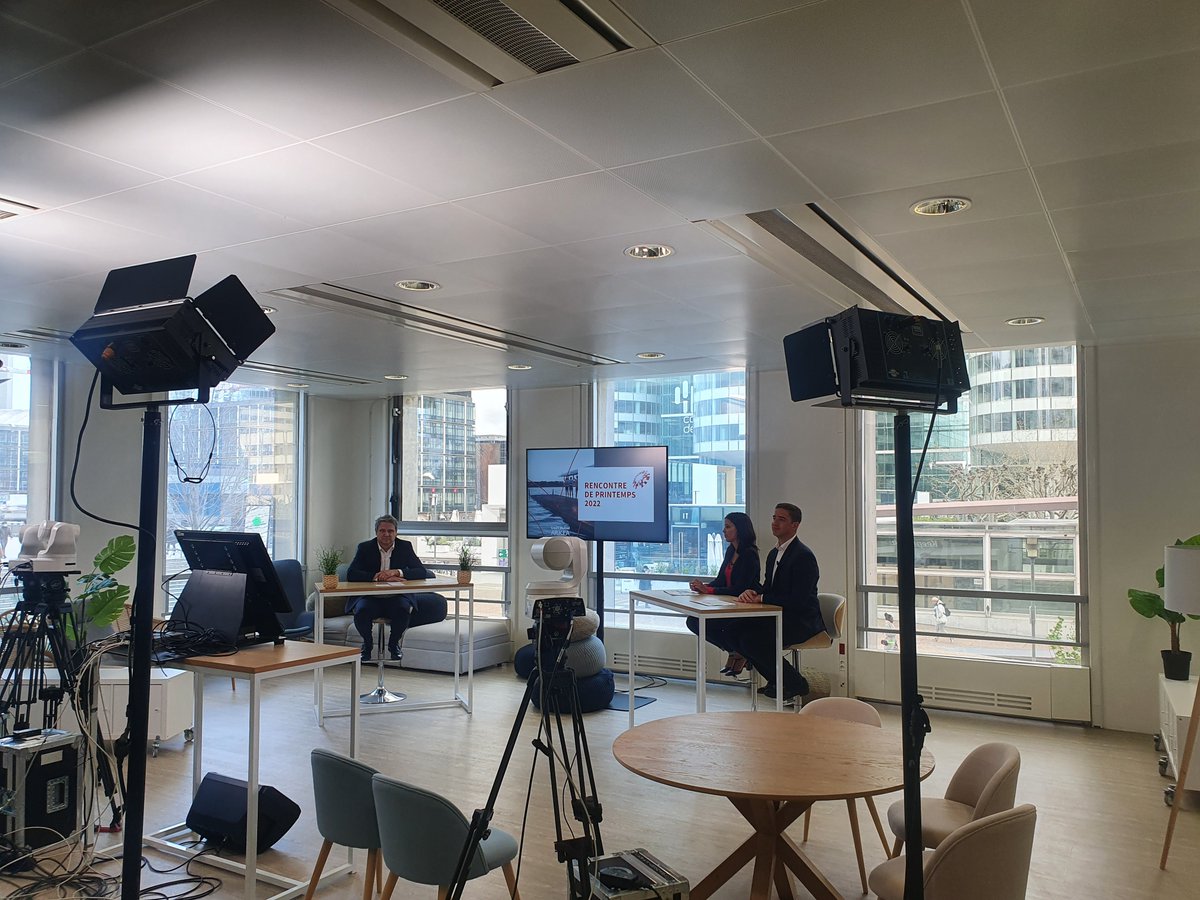 cmarkea's tweet photo. 📢 Les rencontres salariés continuent ! Aujourd’hui, c’est Frédéric Diverrez qui a donné rendez-vous aux 2100 collaborateurs du pôle BtoB afin de leur diffuser les grands messages du @cmarkea, le tout en streaming et en direct de la Tour Ariane à la Défense. https://t.co/KyeMqnPHAq