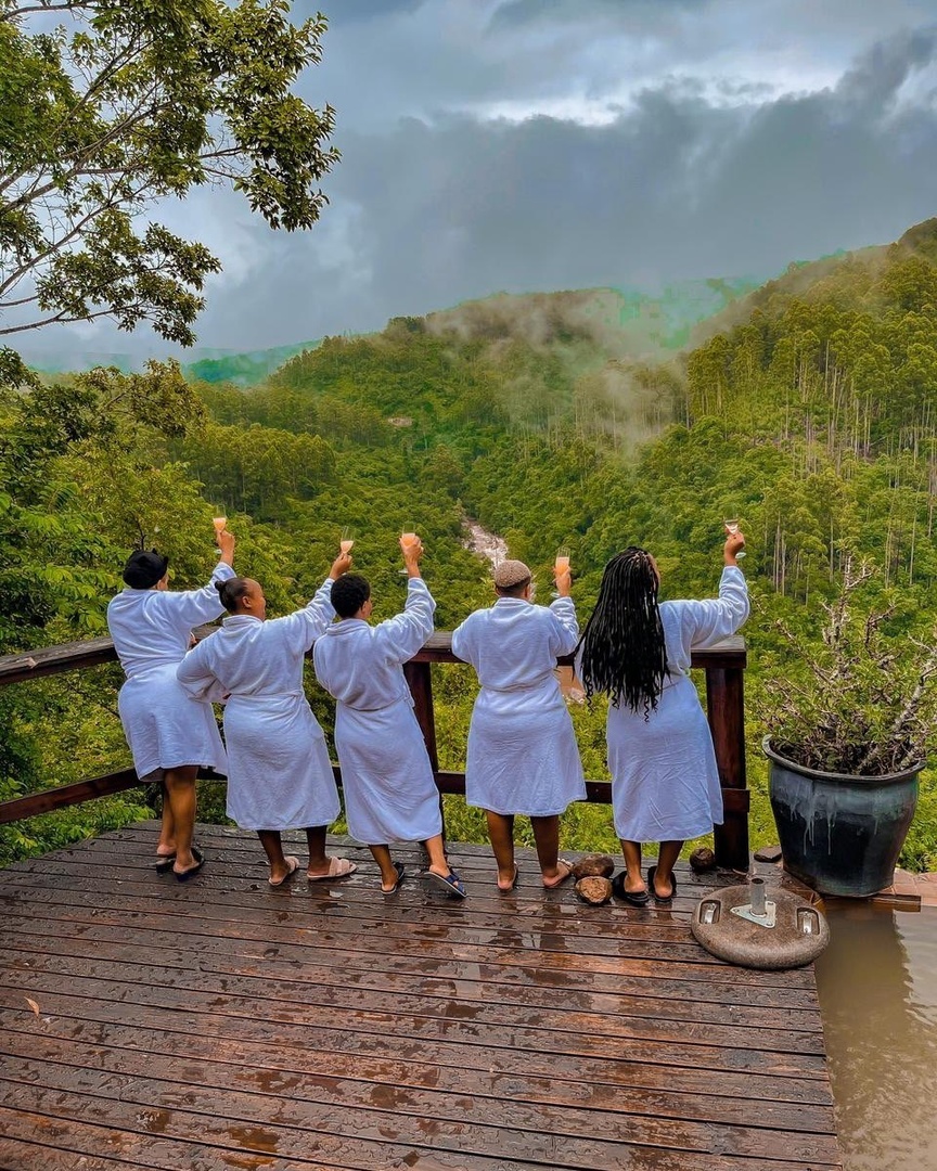 There are many ways to #MeetSouthAfrica🇿🇦, but having drinks with your friends and views like this is definitely one of the best.💚😎

📸: fabulist_sa
