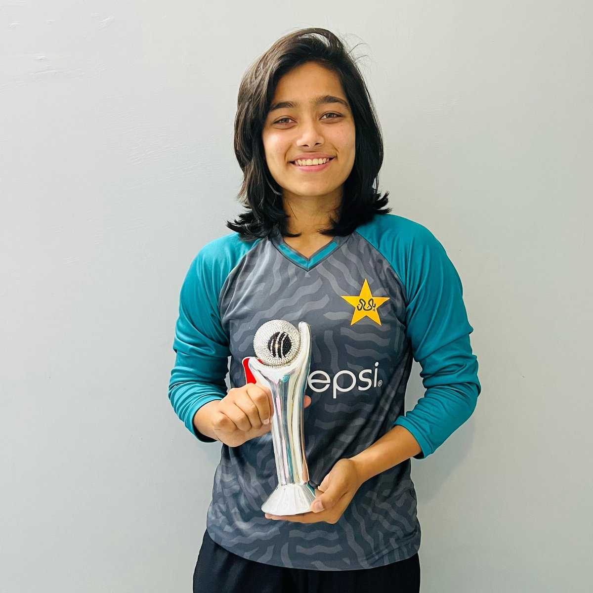 Alhumdullilah ❤️
It’s an absolute honor to receive the trophy of @ICC Women's Emerging Cricketer Of The Year.

Onwards and upwards InshaAllah🤞🏼
Pakistan Zindabad 🇵🇰

#iccawards2021 #icc #emergingcricketer #pcb #blessed