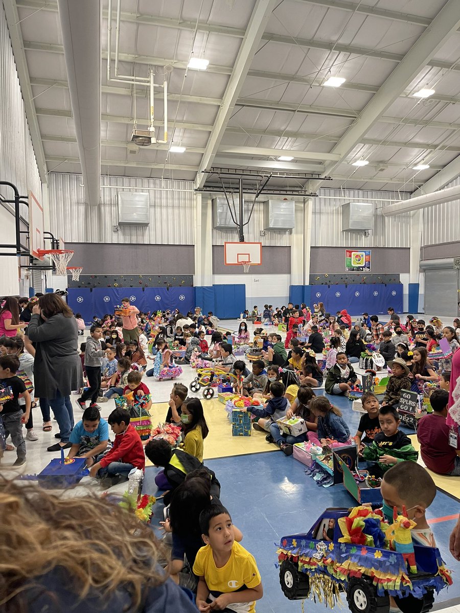 amanda_fraser9's tweet photo. What a great way to end the week! Fiesta Parade Tradition is back! @NISDMichael #fiestaparade #starsunited https://t.co/lGd0UgSSsY