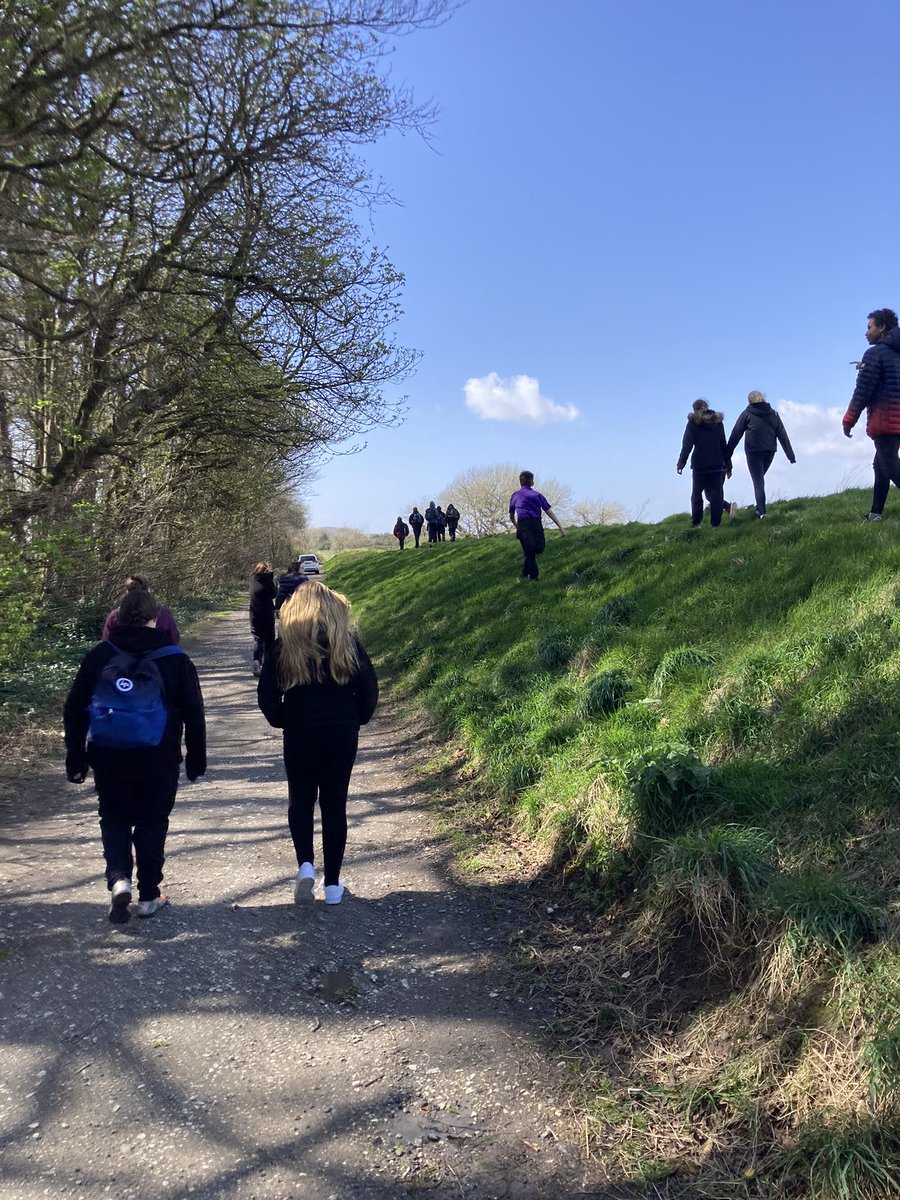 lucysneezum's tweet image. My first school trip that I’ve organised was successful today! 4 km circular walk to Uphill and it was glorious in the sun - despite all getting sandy eyeballs at the beach with the 45 km winds 😅 #ect #schooltrip #teachingfirst