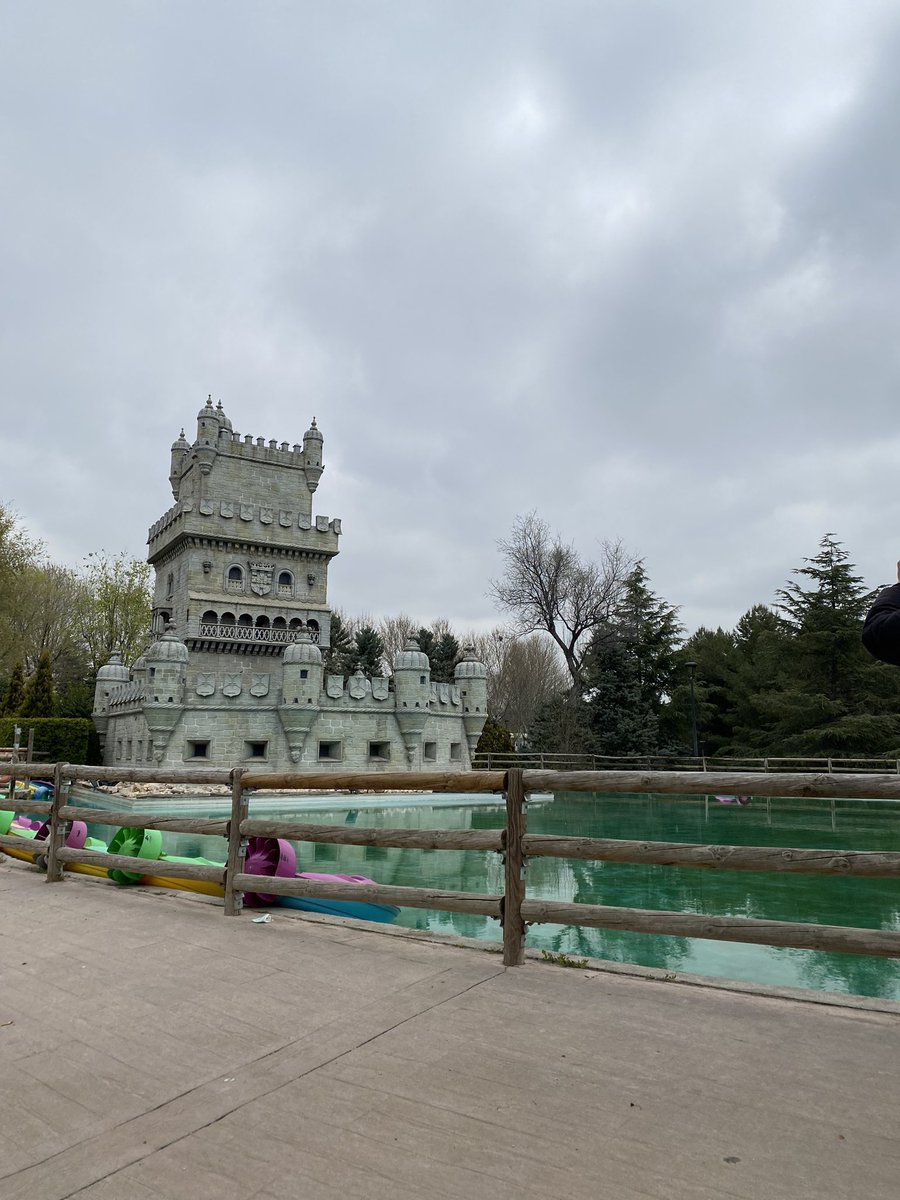 MelPhAvge's tweet photo. Uno de las réplicas que más me gustó, sobre todo por su historia, fue el barrio de Belem, en Lisboa.
Su arquitectura se basa en 4 niveles y un mirador y fue una prisión, en cuanto la marea subía o llovía, se inundaba!
#descubreelmundoconavge https://t.co/ZEiF91tvTq