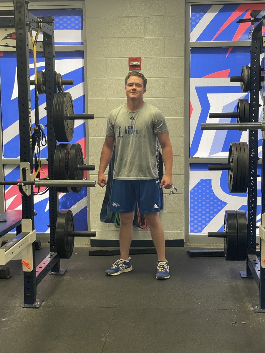 This guy just PR’d his hang clean… in season… on a Wednesday 
#HWPO <a href="/RileyHood4/">Riley Hood</a>