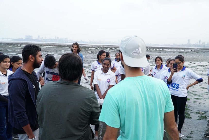 AnishChavan13's tweet photo. What a beautiful Day😍

#211week of beachcleanup was blessed by amazing #insaan 
@TheRaghav_Juyal bhai❤️

Your energy into cleanup was just inspiring, your presence will definitely motivate youths to join #warriors sqaud😇

A special thanks to all our volunteers for joining🙏🏻 https://t.co/gFe7fAfym2