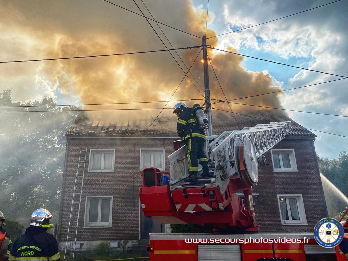 SecoursPhotos's tweet photo. Le #SUAP (secours d'urgence aux personnes) &amp; le #SSO (soutien sanitaire aux opérations de secours). Le tweet du jour montre donc une intervention #feu : une #infirmière SP présente pour veiller à la santé des équipes et prodiguer des soins infirmiers aux victimes éventuelles.
2/2 https://t.co/uZtvYxGEjI