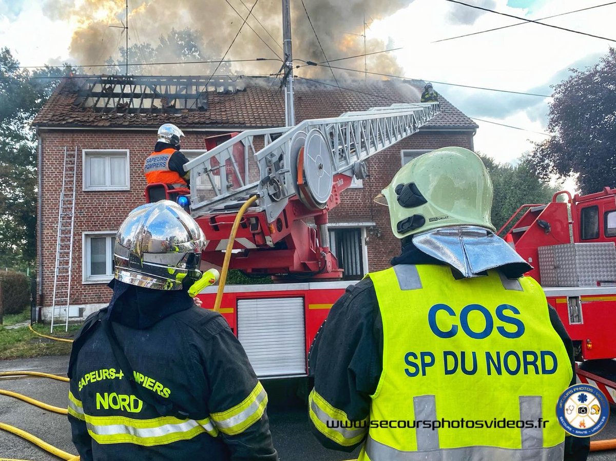 SecoursPhotos's tweet photo. Le #SUAP (secours d'urgence aux personnes) &amp; le #SSO (soutien sanitaire aux opérations de secours). Le tweet du jour montre donc une intervention #feu : une #infirmière SP présente pour veiller à la santé des équipes et prodiguer des soins infirmiers aux victimes éventuelles.
2/2 https://t.co/uZtvYxGEjI