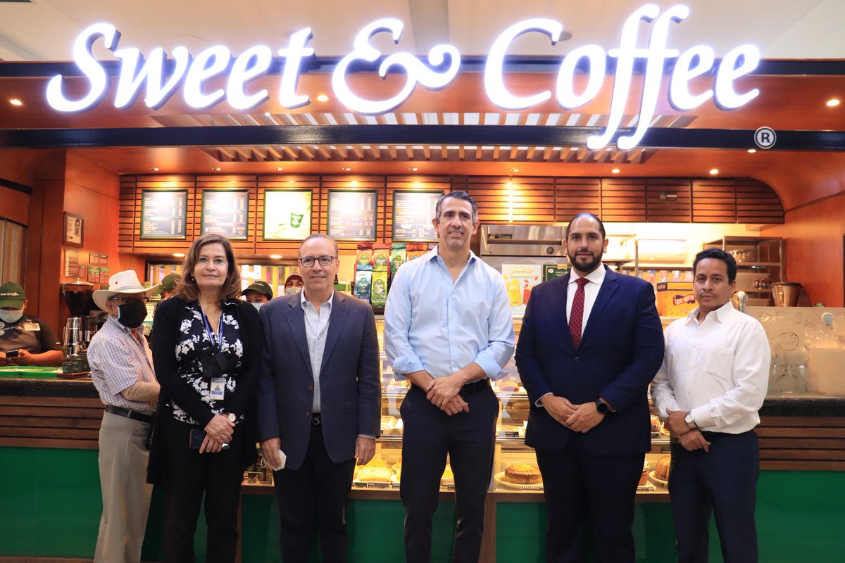 TerminalesGye's tweet photo. Estamos contemos en anunciar que hoy inauguramos una nueva isla del @SweetandCoffee en el @ccterminalgye 👏🏻🍪🍰

Durante el evento, nos acompañaron el CEO de #SweetandCoffee, @RichardPeet; El Presidente del Directorio de #TerminalGye, @AndresVoltaire; Gerente General, @jpintoav; https://t.co/uemS3MANZh