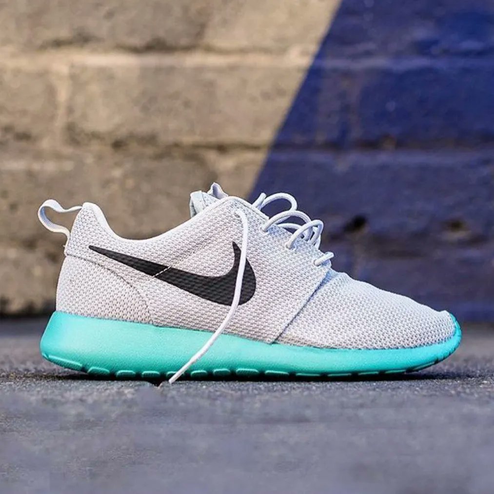 Sneaker News on Twitter: Nike Roshe Run debuted TEN years ago. Can you all seven of the original colors? https://t.co/hoDy0XPXCJ" /