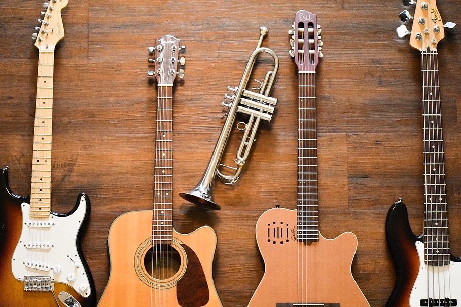 DBrownEMC's tweet photo. DYK??? Piano was D. Browns first instrument. He began playing trumpet in high school and acoustic, lead & bass guitar some time after graduating from high school. #didyouknow #DYK #dbrown #emc #aejrecords https://t.co/gya3N76DWs