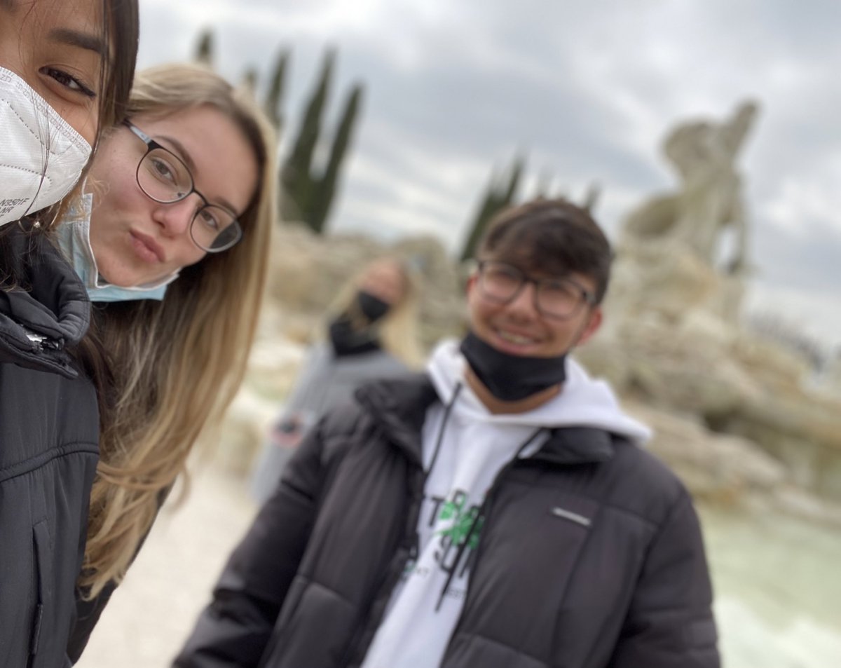 MelPhAvge's tweet photo. Sobre la Fontana di Trevi, Cristina la guía nos contó que es la fuente de estilo barroco más grande de roma, en la plaza de trivi (tres vias) 
En la fuente hay dos caballos (irá y calmado) que representan los estados del mar. Interesante ¿verdad?
#descubreelmundoconavge https://t.co/Lcc7xpqnMu