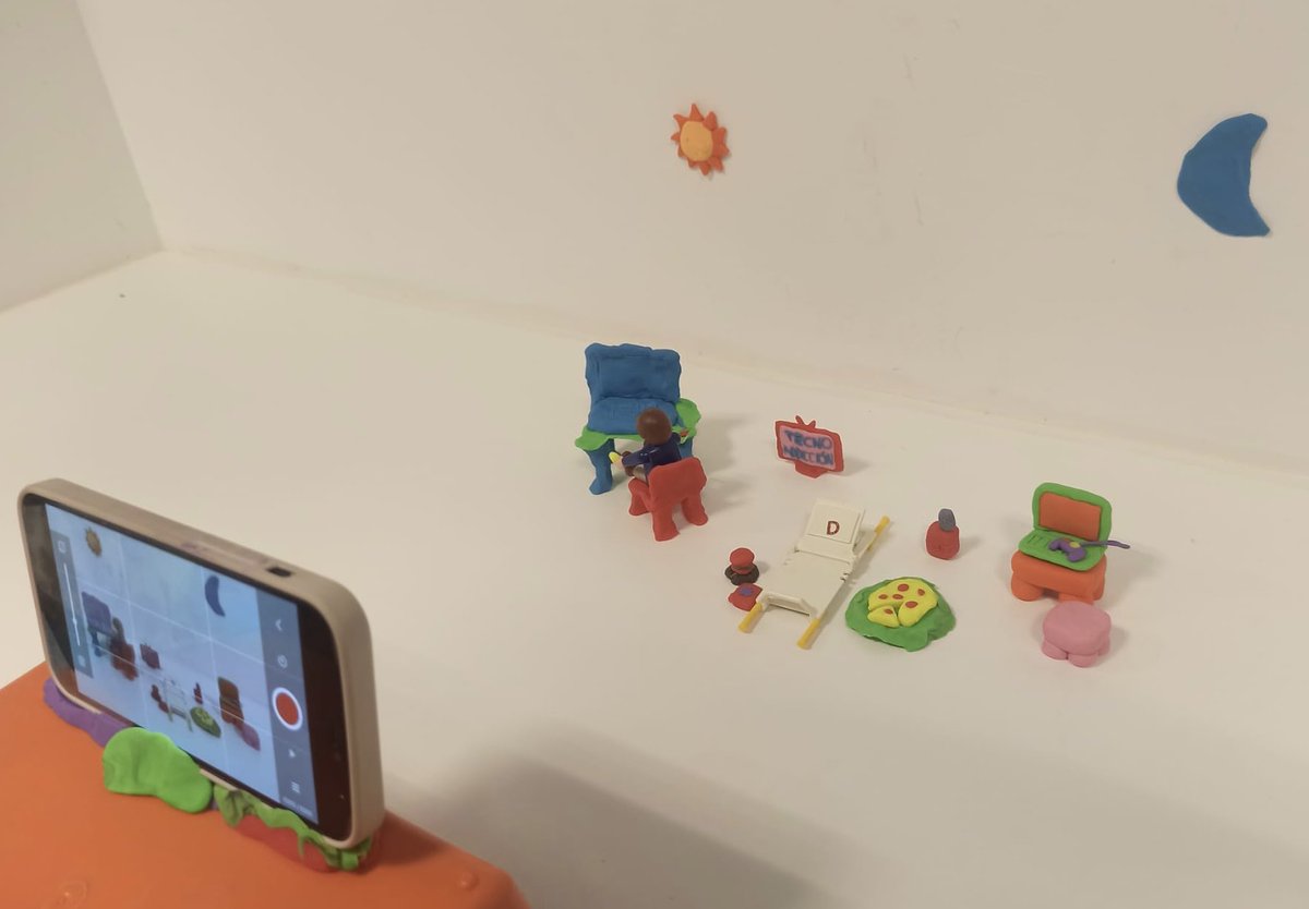 MariaRo2112's tweet photo. En la clase de hoy hemos llevado a cabo un vídeo para participar en el concurso de cortos realizados con Stop Motion. Ha estado muy entretenido y divertido!!!
#MP1855B https://t.co/m3bRlcencc