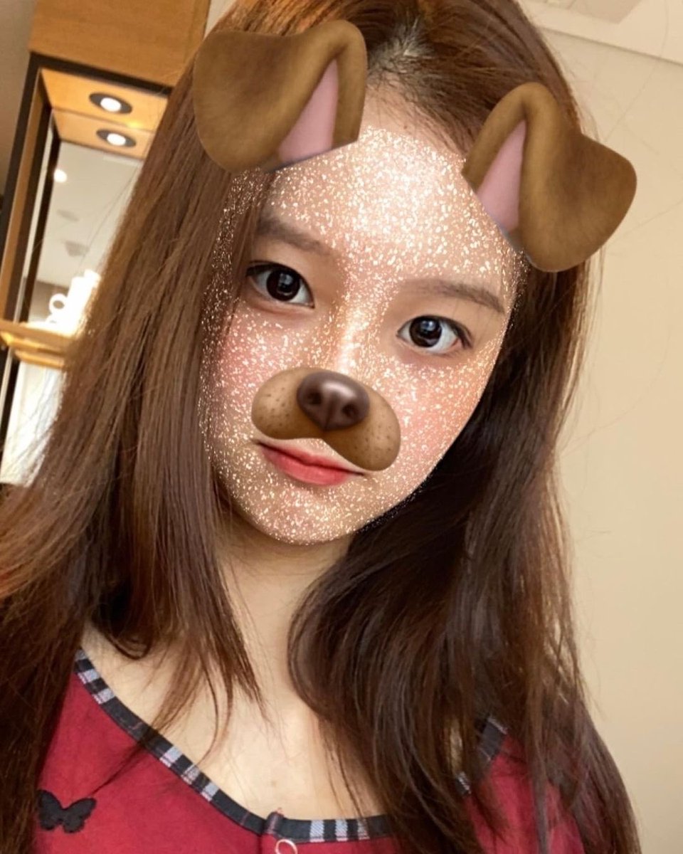 I probably can't go a day without taking a selfie. This time, I chose a filter that essentially everyone is familiar with, the cute puppy filter, which has become a popular choice among many people. I look cute, don't I? 😋