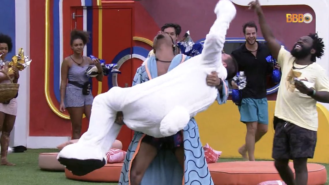 caismila's tweet photo. o pa é MUITO precioso, vontade de guardar num potinho🤏🏻 #BBB22 https://t.co/Di497WgT20