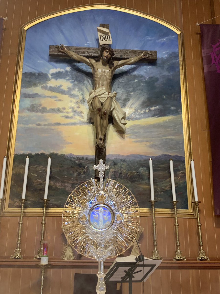 Ayer pusimos la primera de una serie de vidrieras nuevas en la parroquia… hoy, en la exposición del Santísimo me he llevado la sorpresa con este curioso reflejo. No hay retoque fotográfico.