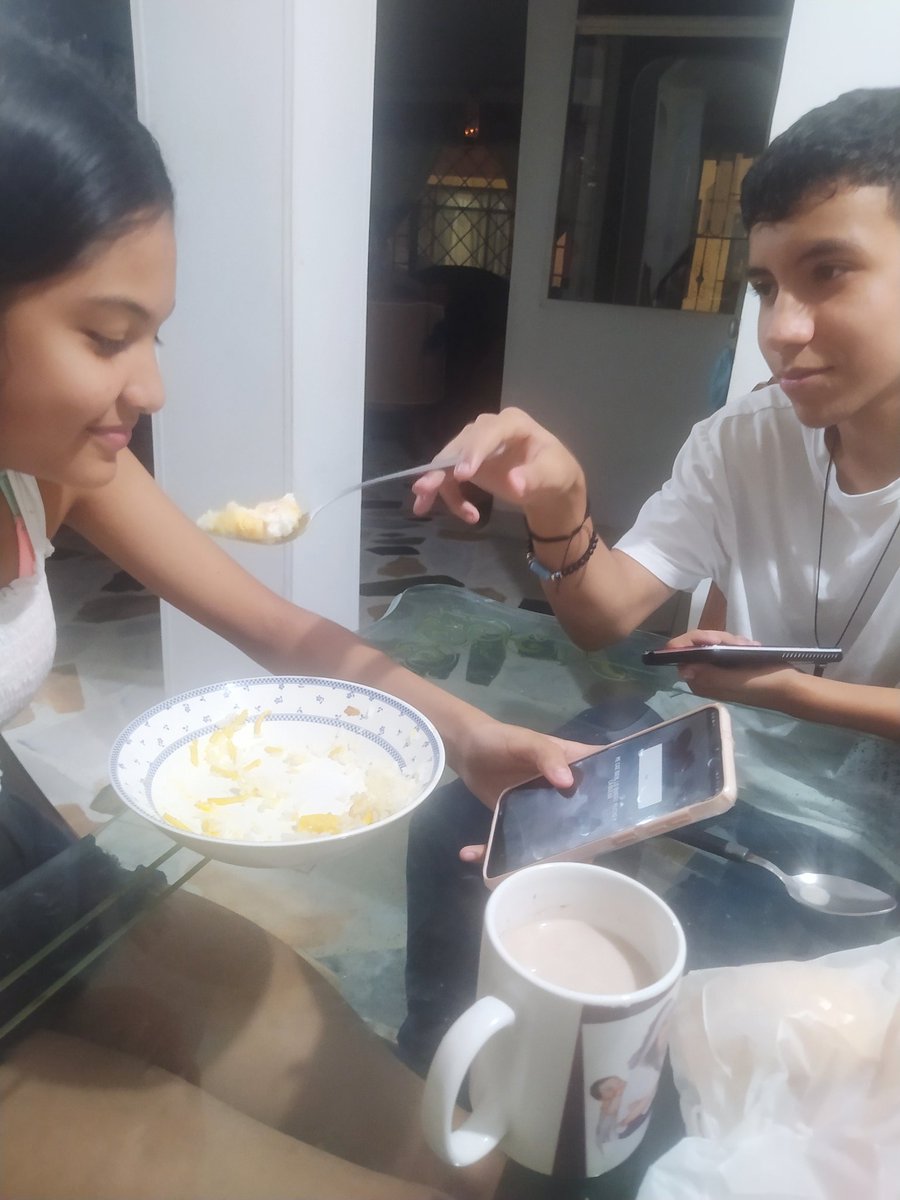 donaoculta27's tweet photo. #MiTbt 
Es esta foto que les tome, porqué me trae unos recuerdos de cuando a mi me hacían lo mismo!  🥺🙈🤭🤭😅😅 https://t.co/5Ia4X7zMeV