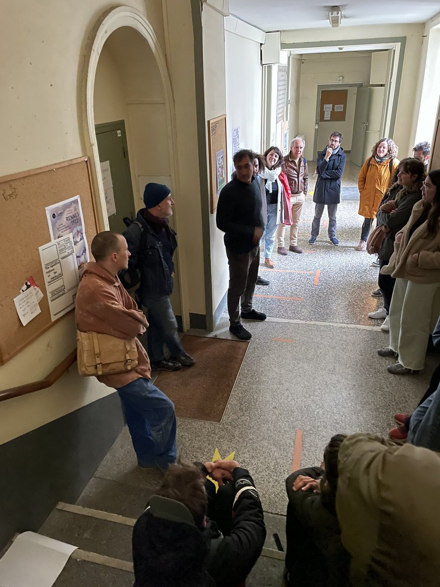 eur_caps's tweet photo. La conférence de Francesco Careri commence … dans le couloir et continue à la bibliothèque @eesabrennes Merci de l’accueil. #stalker #architecture #derive #deambulation https://t.co/dgo9VH4xtU