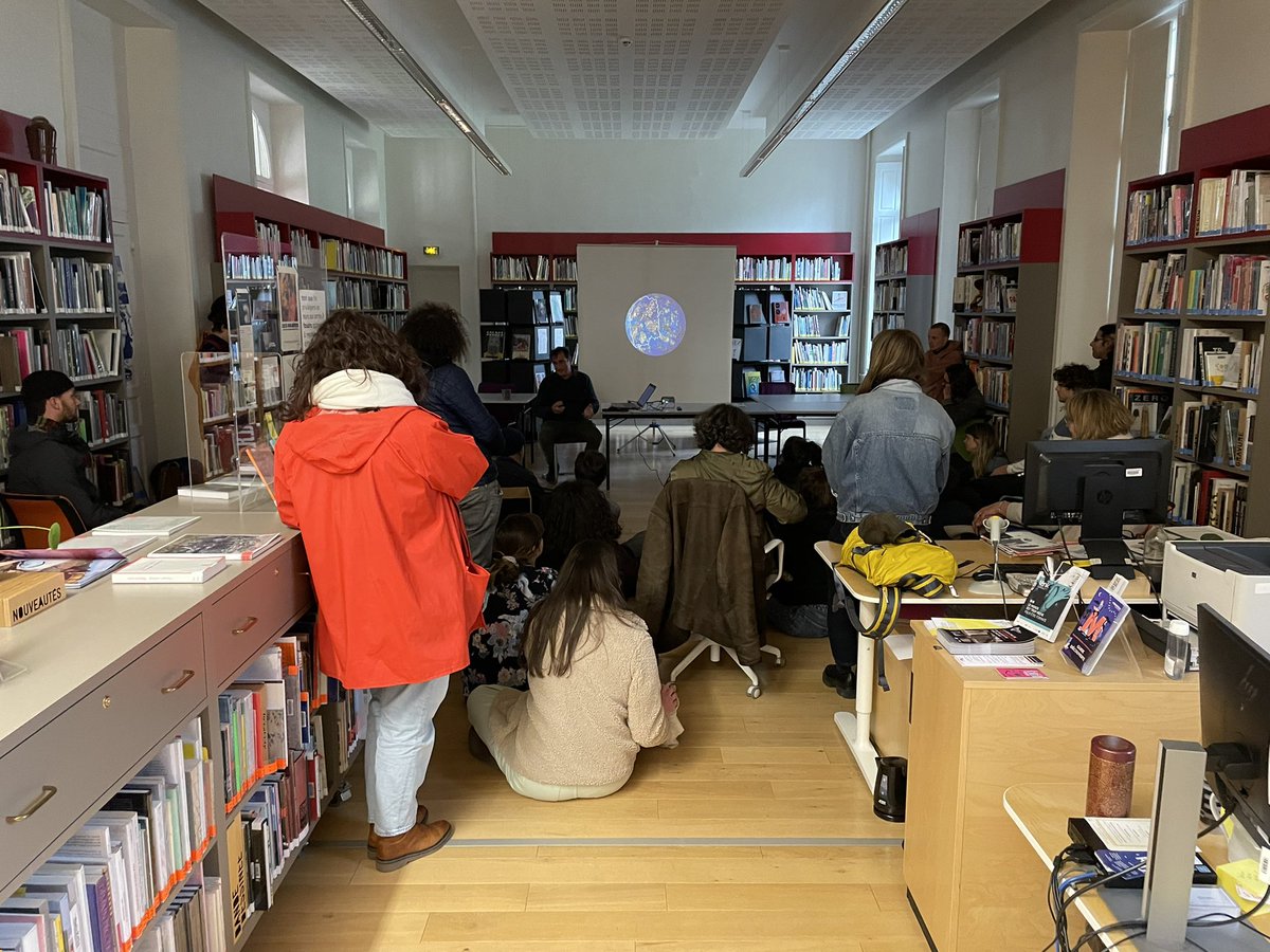 eur_caps's tweet photo. La conférence de Francesco Careri commence … dans le couloir et continue à la bibliothèque @eesabrennes Merci de l’accueil. #stalker #architecture #derive #deambulation https://t.co/dgo9VH4xtU