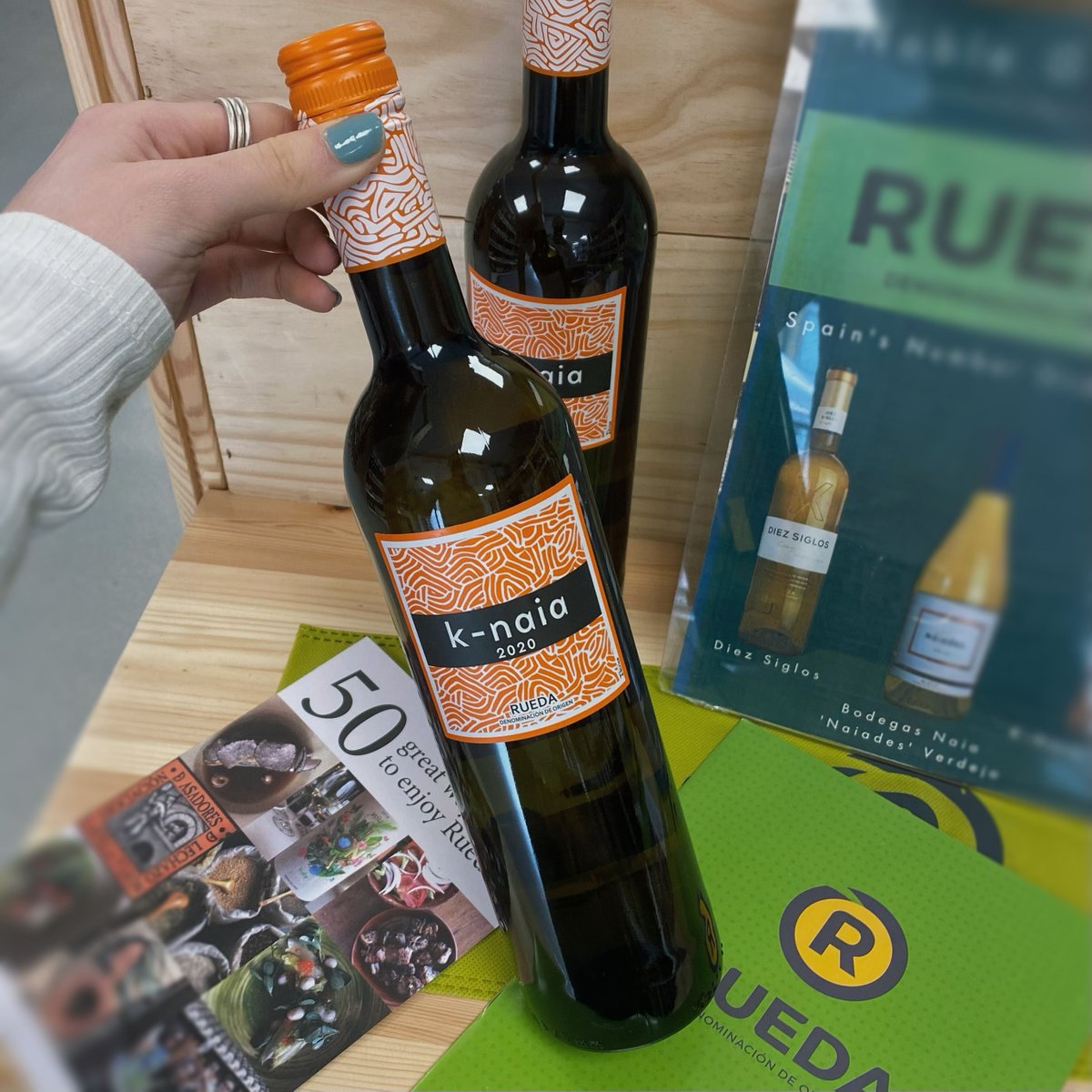 The second of our wines from Rueda is K-Naia Verdejo, Rueda 2020 🇪🇸
During #TasteRueda, you will get 100 bonus loyalty points when you purchase this wine and it is only £11.00! bit.ly/38iC47M
#tasterueda  #rueda #winesofrueda #ruedaverdejo #verdejo #enjoyrueda @DORuedaUK