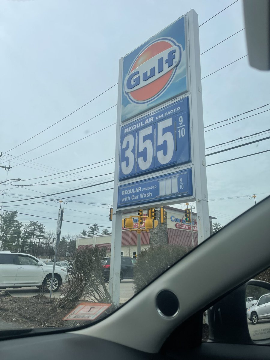 BrePWBZ's tweet photo. Gas stations by Christmas Tree Shop in Pembroke are SLAMMED right now. $3.55 a gallon at the Gulf and $3.59 across the street at Shell. $40 bucks to fill my tank just now—it’s normally been over 50! Prepare for lots of traffic, waiting in line for pumps @wbz https://t.co/GTRsQicLwT