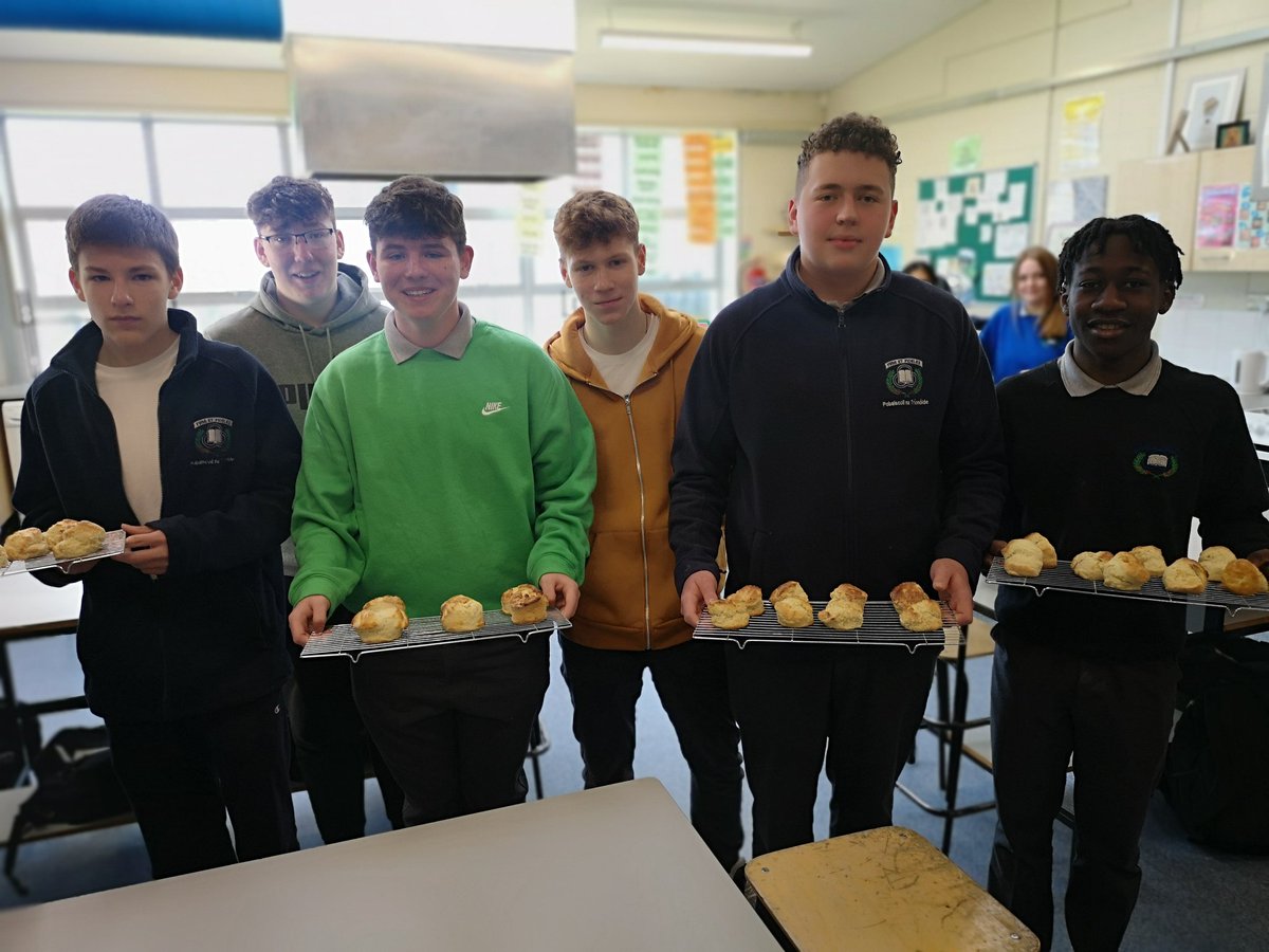 trionoidehomeec's tweet photo. We were delighted to welcome Oleksandr and Illia from Ukraine to @Trionoide today. The boys joined 4A1 and were introduced to their classmates. The group worked in pairs to make Irish tea scones and got to know each other over a cup of tea afterwards ☺️☕  #Community #Welcome https://t.co/fLv3IZ7XGs