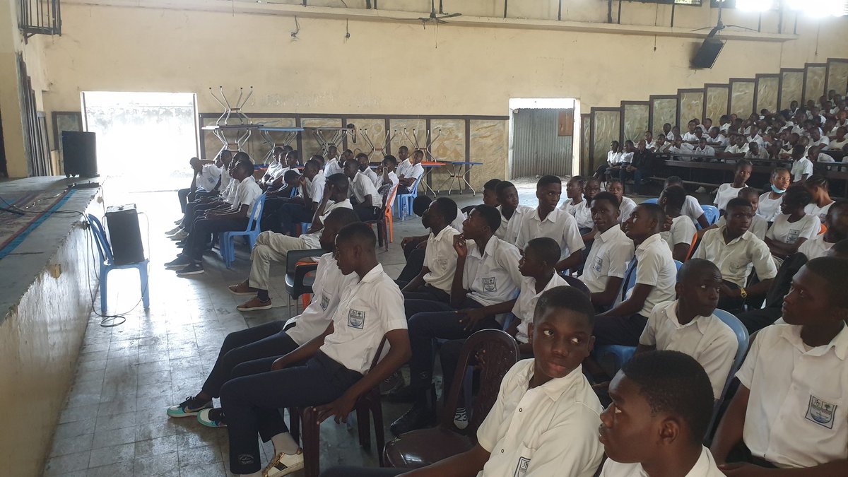 JephteMbangala's tweet photo. Heureux d'être invité à tenir une conférence au collège #Bonsomi autour de la littérature. Une belle occasion pour les jeunes élèves d'apprendre, d'un autre jeune, les multiples avantages de la littérature.
@halledelagombe @TabuYvette @Tiguy84723485 @BunkuluYves @PatrickMuyaya https://t.co/AVwZEPIhrH