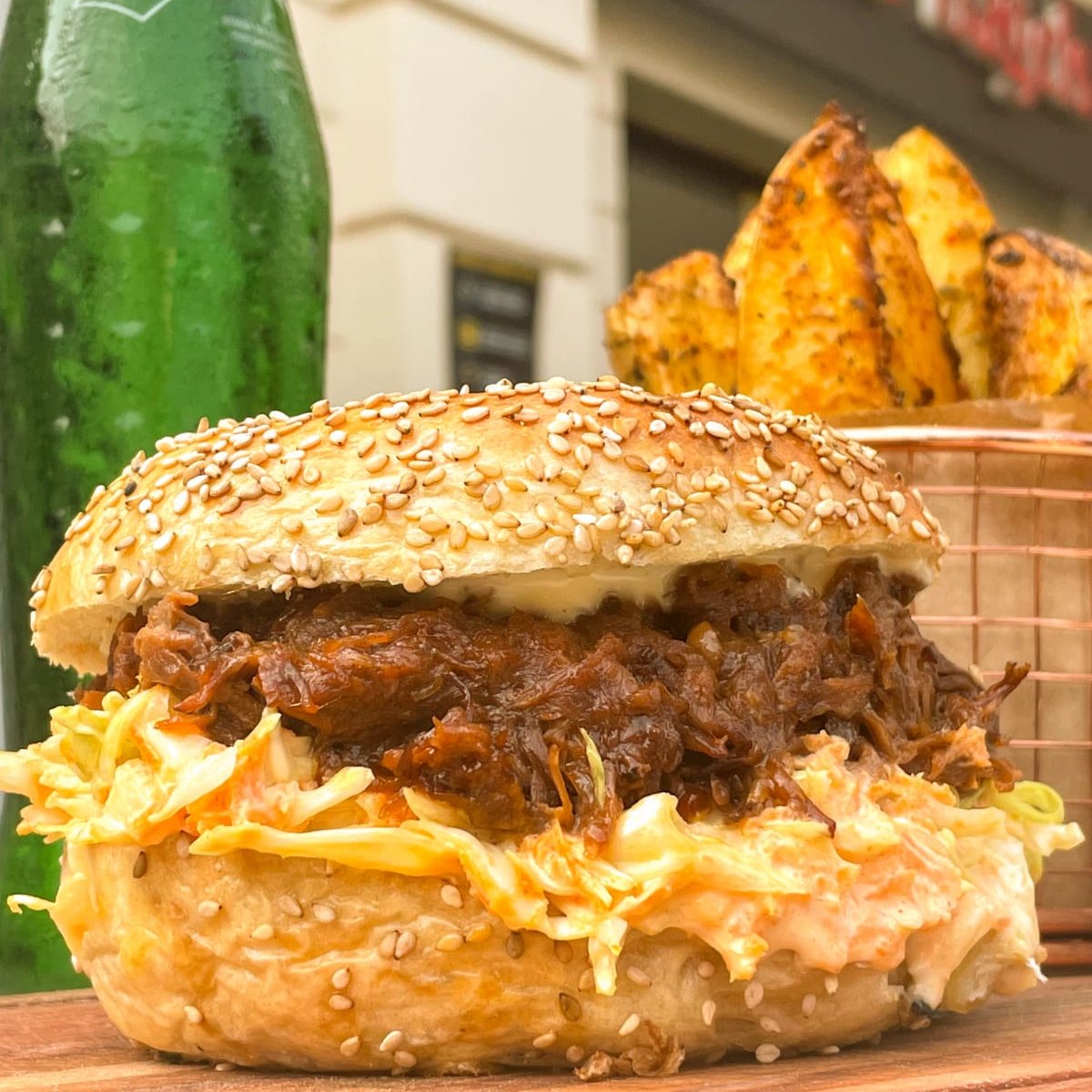 BagelsChe's tweet photo. Combo DESME BBQ 🤤‼️ con papas rústicas y una Coca de 350ml
Podes pedirlo hasta el sábado a tan solo 35 MIL G 😍
Sólo para consumo en el local
📍 Charles de Gaulle 474 esquina Campos Cervera
💳 Efectivo o Transferencia
#somoschebagels #chebagels #compartir #asuncion #amigos https://t.co/7iWv11oC8v