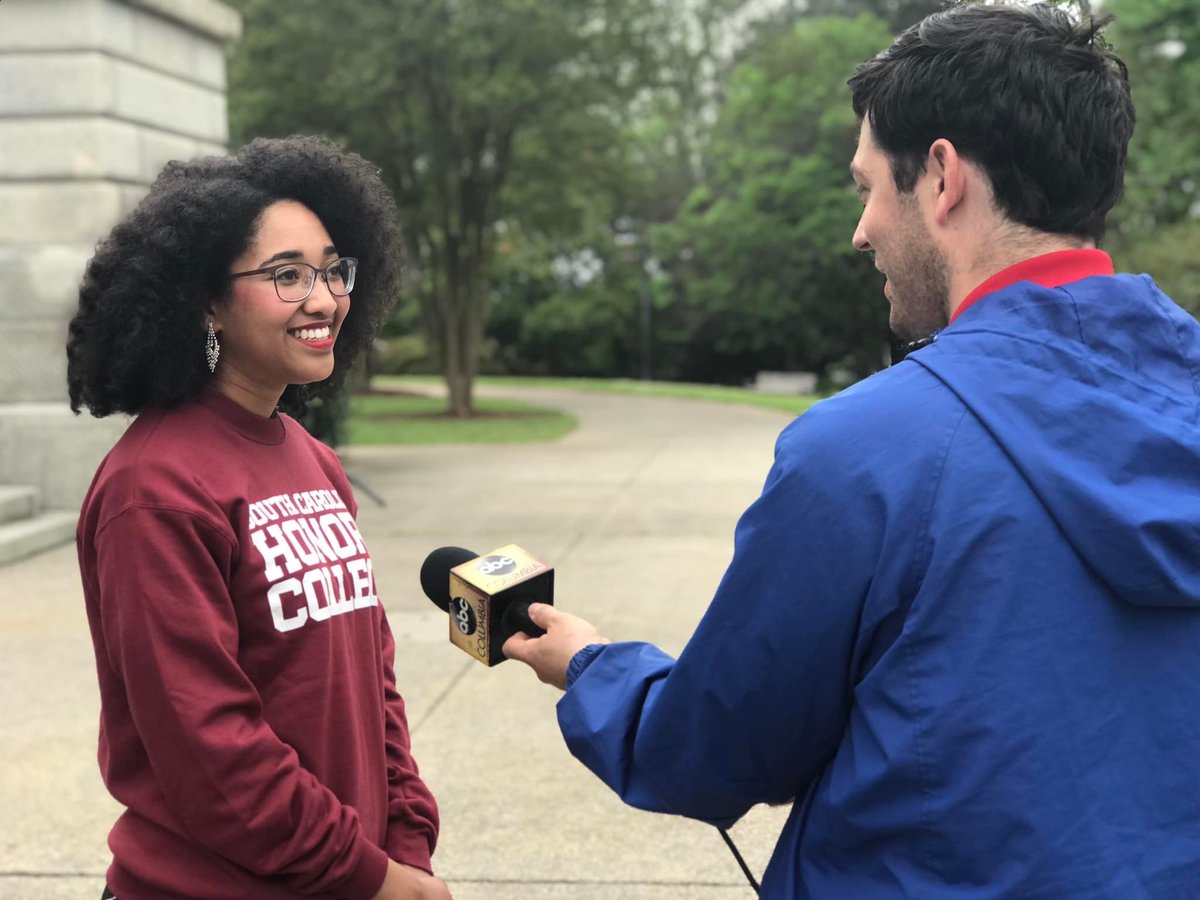 uofscimpact's tweet image. 🎓 @UofSC and @PalmettoCollege students joined students from across the state to celebrate #HigherEd Day and demonstrate our #UofSCImpact at the State House.

@SCHonorsCollege and @MooreSchool student Antonia Adams was one of them. Read her story ➡️ uof.sc/3NUhgnl