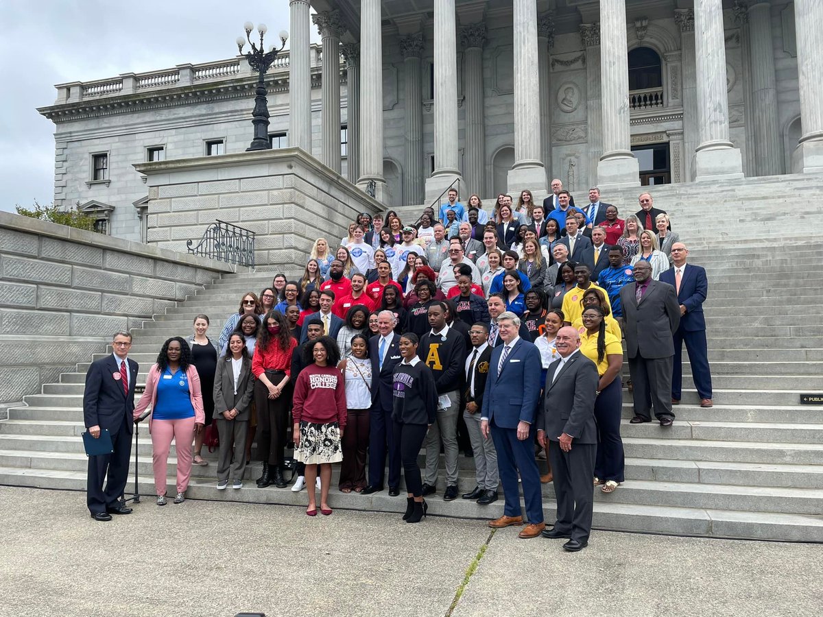 uofscimpact's tweet image. 🎓 @UofSC and @PalmettoCollege students joined students from across the state to celebrate #HigherEd Day and demonstrate our #UofSCImpact at the State House.

@SCHonorsCollege and @MooreSchool student Antonia Adams was one of them. Read her story ➡️ uof.sc/3NUhgnl
