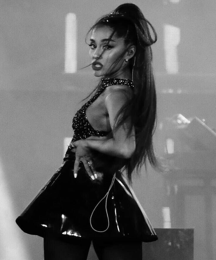 arianasgn's tweet image. this photo of ariana grande