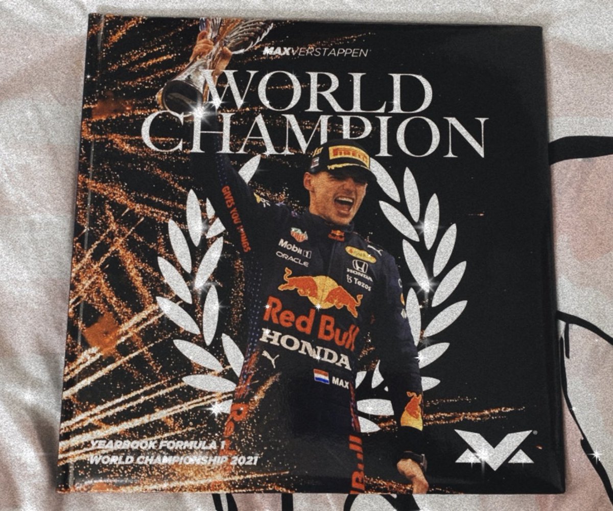 formula1kirbs's tweet photo. finally my yearbook came!! 
its so beautiful 😍 https://t.co/eaUDJ2GOGg