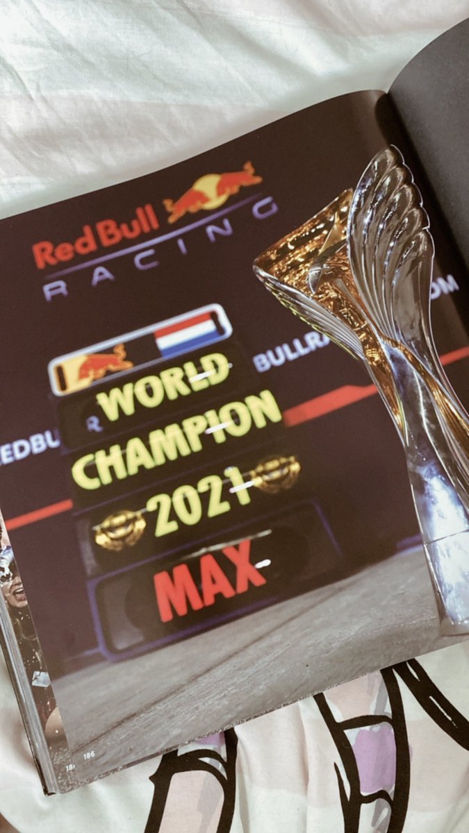 formula1kirbs's tweet photo. finally my yearbook came!! 
its so beautiful 😍 https://t.co/eaUDJ2GOGg