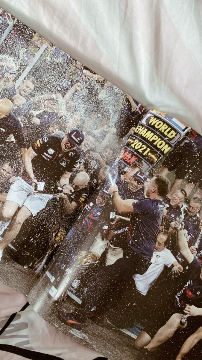 formula1kirbs's tweet photo. finally my yearbook came!! 
its so beautiful 😍 https://t.co/eaUDJ2GOGg