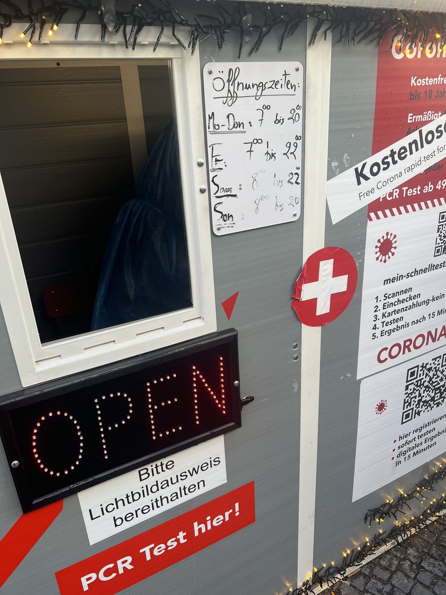iesuis's tweet photo. Tests oficial #COVID19, tanto PCR como antígenos, en un quiosco en la calle, recibes por email el certificado en diez minutos… gratis!! #Berlin 🤪 https://t.co/lU2xGKZdde