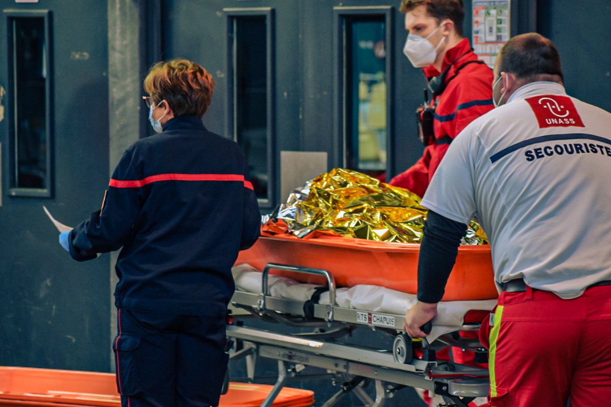 Prefet14's tweet photo. De la petite traumatologie à l'alcoolémie excessive, pompiers, bénévoles secouristes des associations agréées sécurité civile et urgentistes prennent en charge les carnavaliers pendant toute la durée du #CarnavalCaen.
🔴 Soyez prudents et limitez la consommation d'alcool !! https://t.co/5wYQoX1bCD