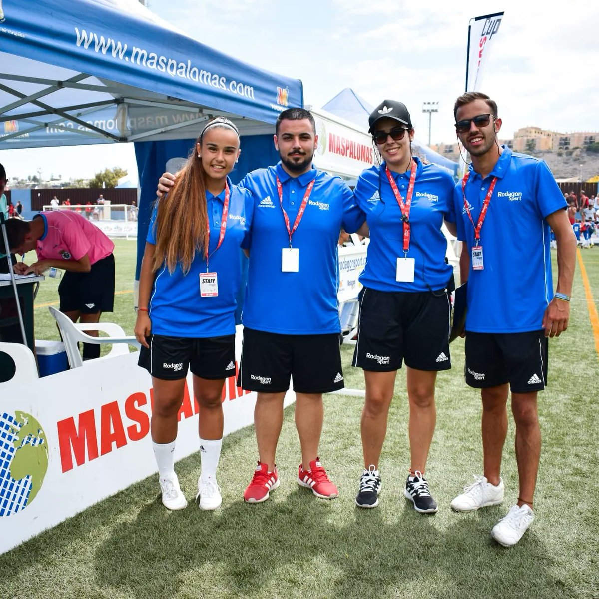 MaspalomasCup's tweet photo. 🍍 ¡𝑼𝒏 𝒆𝒒𝒖𝒊𝒑𝒐 𝒖𝒏𝒊𝒅𝒐 𝒑𝒂𝒓𝒂 𝒕𝒊! 🔥

No hay duda. El mejor 𝗦𝗧𝗔𝗙𝗙 es el de la #MaspalomasCup22 🔝

➕ℹ️𝗡𝗙𝗢 👉🏼 https://t.co/t6axJdgdjc https://t.co/17PJ09BGe4