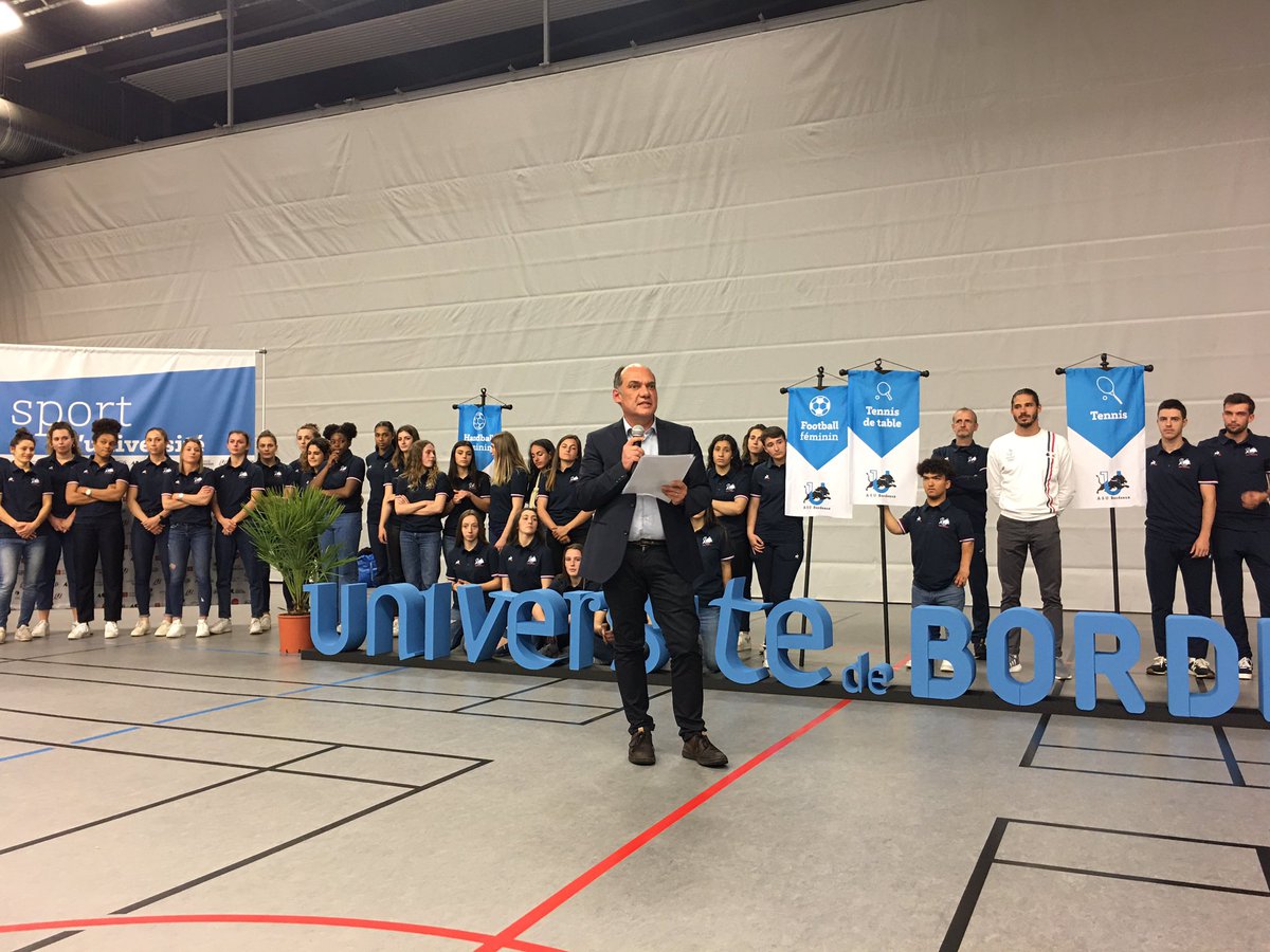 univbordeaux's tweet photo. Bernard Muller, vice-président en charge de la vie universitaire, rappelle l’importance du sport pour l’établissement, dans sa pratique de haut niveau et aussi dans la pratique de tous. La Halle des sports est un bon exemple de ces infrastructures qui accompagnent cette dynamique https://t.co/vl6zlA2tev
