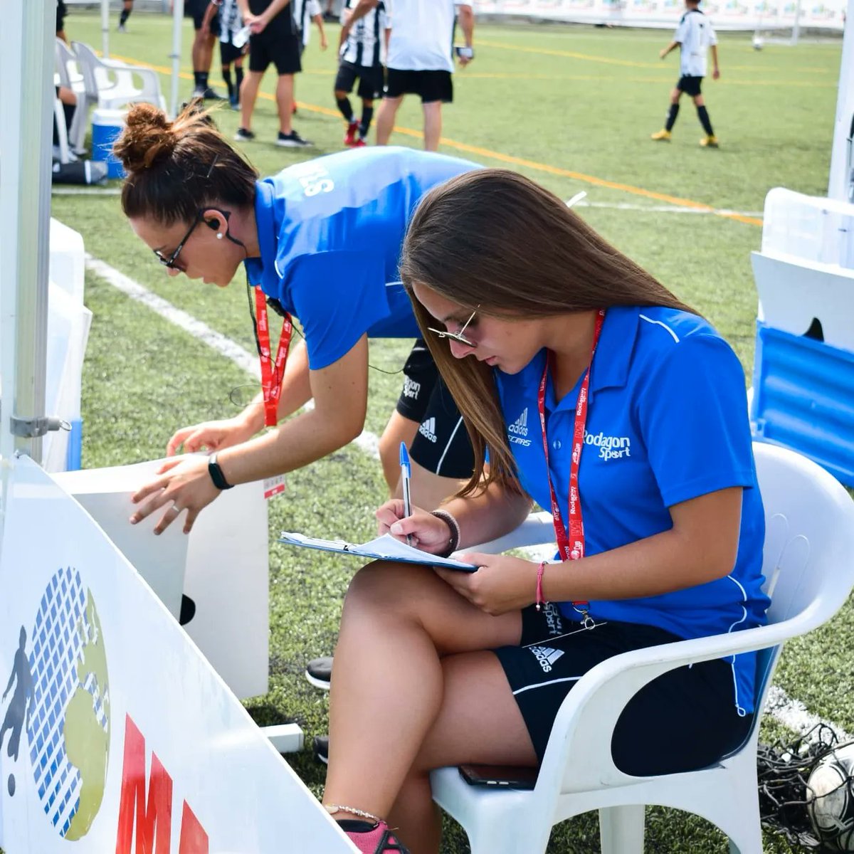 MaspalomasCup's tweet photo. 🍍 ¡𝑼𝒏 𝒆𝒒𝒖𝒊𝒑𝒐 𝒖𝒏𝒊𝒅𝒐 𝒑𝒂𝒓𝒂 𝒕𝒊! 🔥

No hay duda. El mejor 𝗦𝗧𝗔𝗙𝗙 es el de la #MaspalomasCup22 🔝

➕ℹ️𝗡𝗙𝗢 👉🏼 https://t.co/t6axJdgdjc https://t.co/17PJ09BGe4