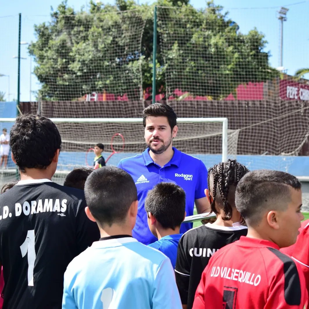 MaspalomasCup's tweet photo. 🍍 ¡𝑼𝒏 𝒆𝒒𝒖𝒊𝒑𝒐 𝒖𝒏𝒊𝒅𝒐 𝒑𝒂𝒓𝒂 𝒕𝒊! 🔥

No hay duda. El mejor 𝗦𝗧𝗔𝗙𝗙 es el de la #MaspalomasCup22 🔝

➕ℹ️𝗡𝗙𝗢 👉🏼 https://t.co/t6axJdgdjc https://t.co/17PJ09BGe4