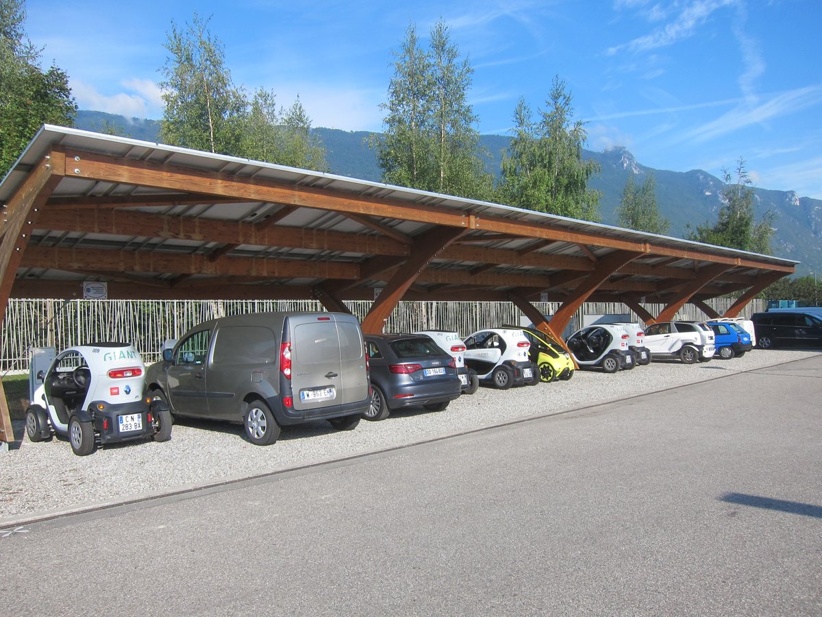 pmalbranche's tweet image. Les solutions sont là, un ex/jour: une ombrière solaire. Chaque m2 de panneaux délivre chaque année de quoi parcourir 1000 km. Une quinzaine de m2 pour un véhicule moyen et économiser l&apos;essence. 
Solidarité avec l&apos;Ukraine #BIPV 
 #StandWithUkraine️ #SolarIsOurSolution #Solaire