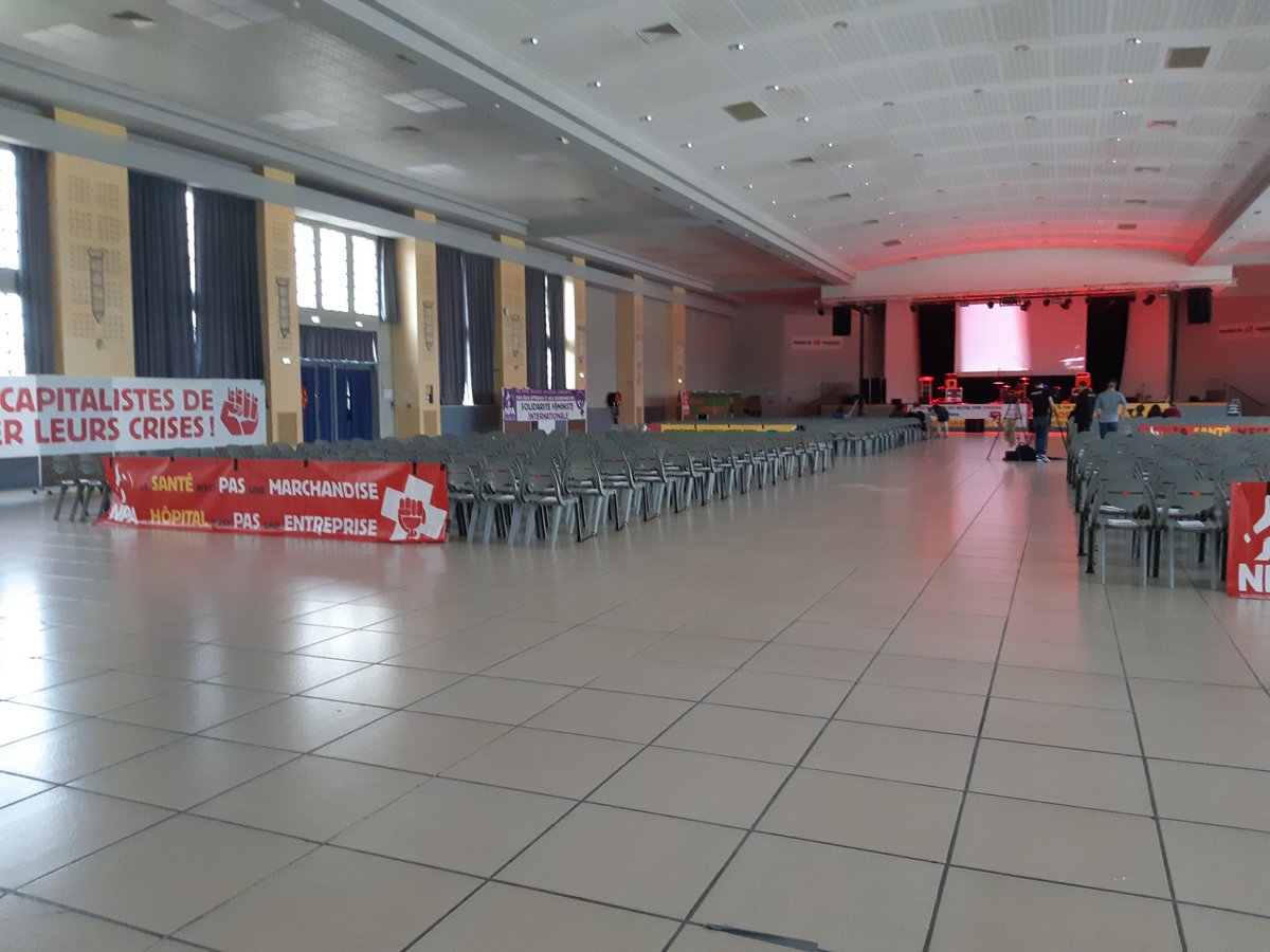 Betelplush's tweet photo. C'est une bien belle salle, et maintenant on a plein plein de goodies ! https://t.co/14Mp7RuJLp