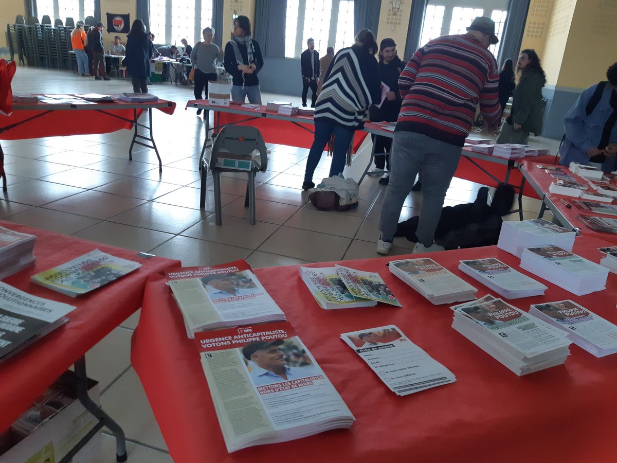Betelplush's tweet photo. C'est une bien belle salle, et maintenant on a plein plein de goodies ! https://t.co/14Mp7RuJLp