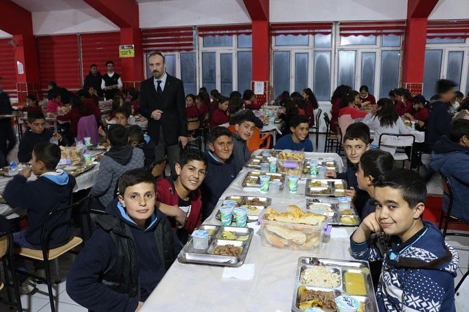 patnos_004's tweet photo. İlçe Kaymakamımız Sayın Yusuf CANKATAR ve İlçe Kaymakam Refiği Sercan YILDIZ, İlçemiz Patnos Yatılı Bölge Ortaokulu öğrenci yurdunda düzenlenen iftar yemeğine katılarak öğrencilerle bir araya geldiler. https://t.co/nvefWVv6rt