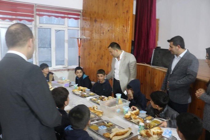 patnos_004's tweet photo. İlçe Kaymakamımız Sayın Yusuf CANKATAR ve İlçe Kaymakam Refiği Sercan YILDIZ, İlçemiz Patnos Yatılı Bölge Ortaokulu öğrenci yurdunda düzenlenen iftar yemeğine katılarak öğrencilerle bir araya geldiler. https://t.co/nvefWVv6rt