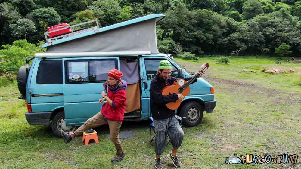 Marta Tibau y Marià Miño son <a href="/furgoenruta/">Furgo en ruta</a> y llevan recorridos 130.000km por 18 de Latinoamérica en furgoneta camper 🚎

📅 Estarán en las #iatiJGV de #Barcelona el próximo 30 de abril.

+ info y venta de entradas: jornadasgrandesviajes.es/actividades/fu…