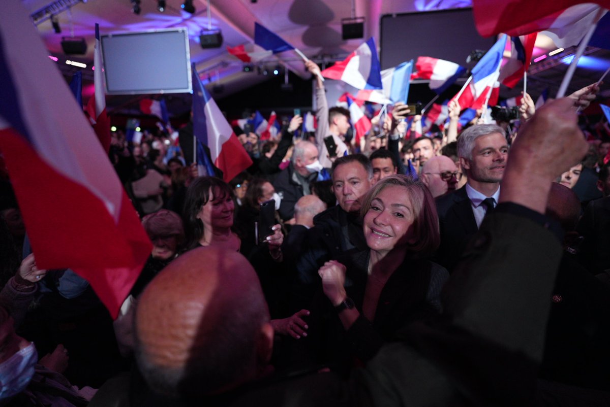 vpecresse's tweet photo. Je veux relever la France. Je veux la redresser. Je veux la reconstruire. 

Il nous reste trois jours pour renverser la table, trois jours pour réécrire l'histoire de la France, trois jours pour tout donner. #Pecresse2022 https://t.co/7QB5ATDQyo