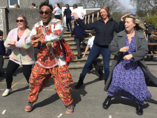 ADMAT_SSCA's tweet photo. Today we were privileged to have been taught by Kalpesh @kzdanceuk He is an experienced dance teacher, choreographer, performer and entertainer.  All the children enjoyed workshops throughout the day and learnt about Indian culture and traditions. Bollywood comes to St Stephens . https://t.co/yOXIc5sdXm