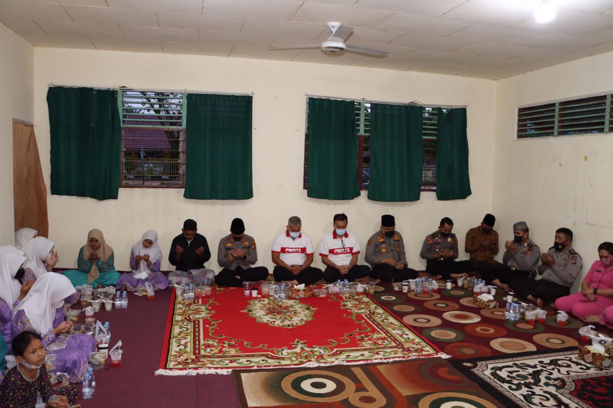 RagilRhea's tweet photo. Polres Inhil Buka Puasa Bersama Anak Panti Asuhan https://t.co/ACxuPuAfK9 https://t.co/3m1ZyY06dV