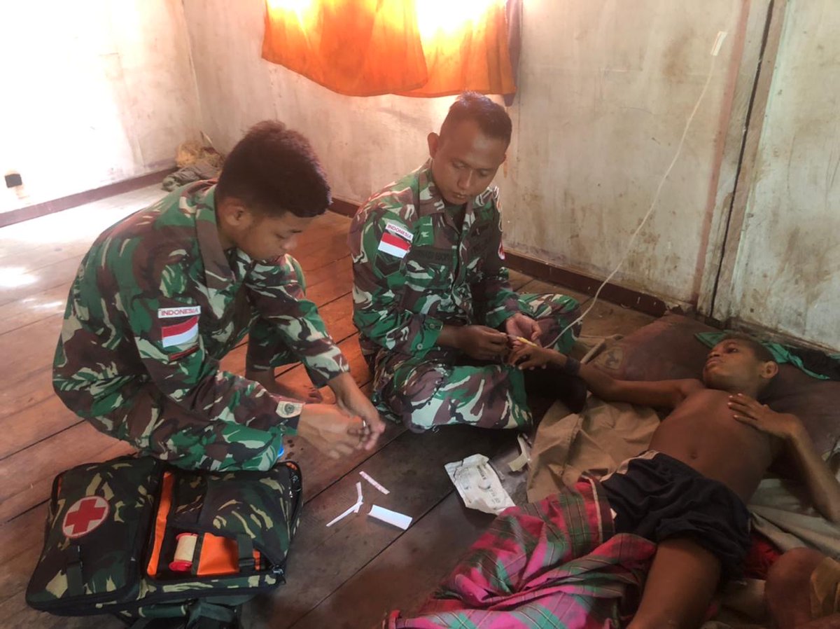 RagilRhea's tweet photo. Sigap Melayani Masyarakat, Satgas Yonif 126/KC Datangi dan Obati Warga Yang Alami Demam Tinggi https://t.co/Uy64xuGew3 https://t.co/BWJ9x3yLX3